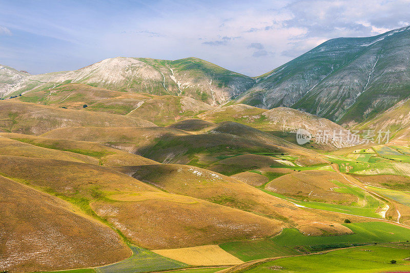 诺尔恰Castelluccio di Norcia(意大利)，绿色山丘上的村庄